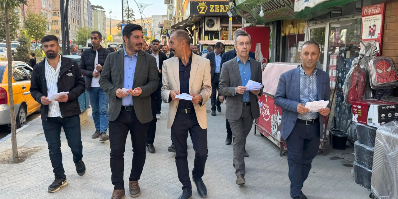 Dem Parti Yüksekova’da kongre öncesi broşür dağıttı