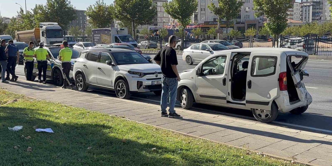 Antep’te 4 aracın karıştığı zincirleme kazada 7 kişi yaralandı