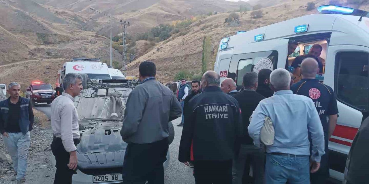 Hakkari’de kontrolden çıkan otomobil takla attı: 3 yaralı