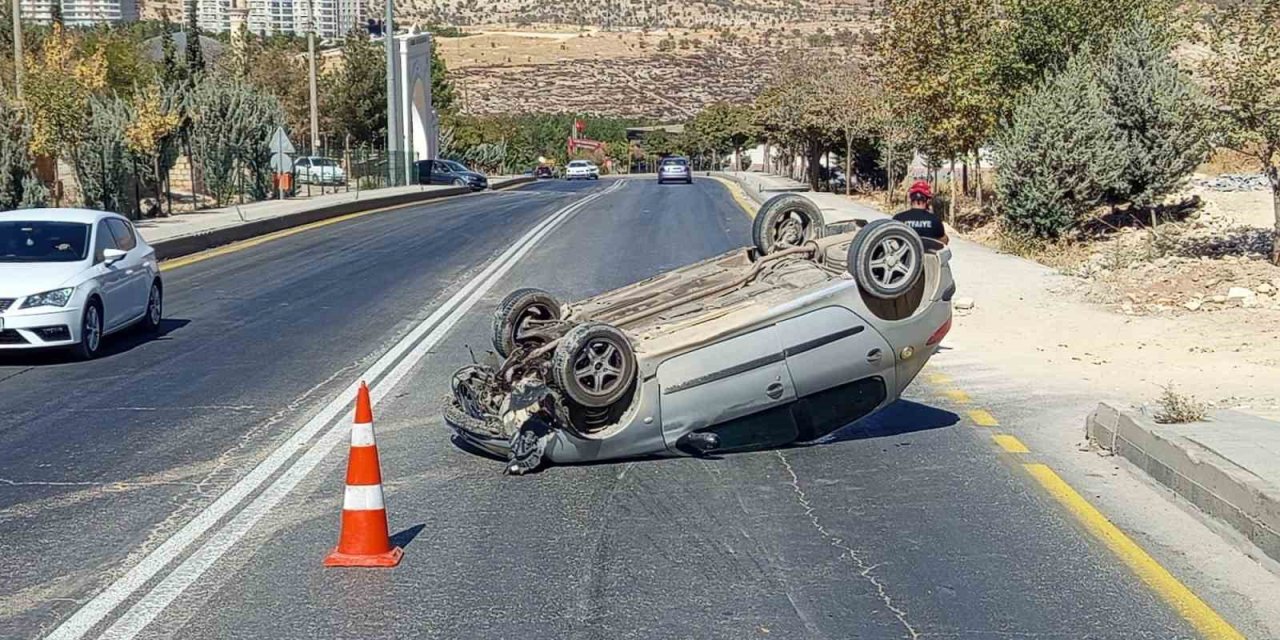 Mardin'in Artuklu ilçesinde takla atan otomobil sürücüsü yaralandı