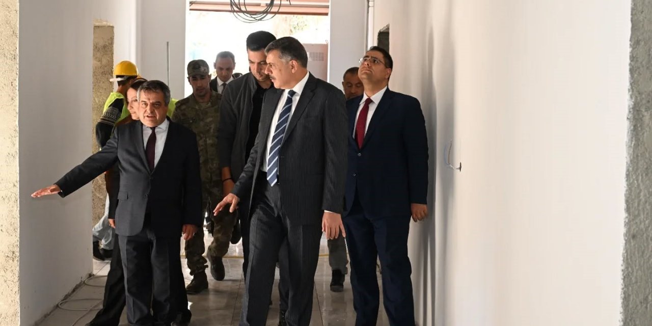 Vali Çiftçi, restorasyon çalışmalarını inceledi