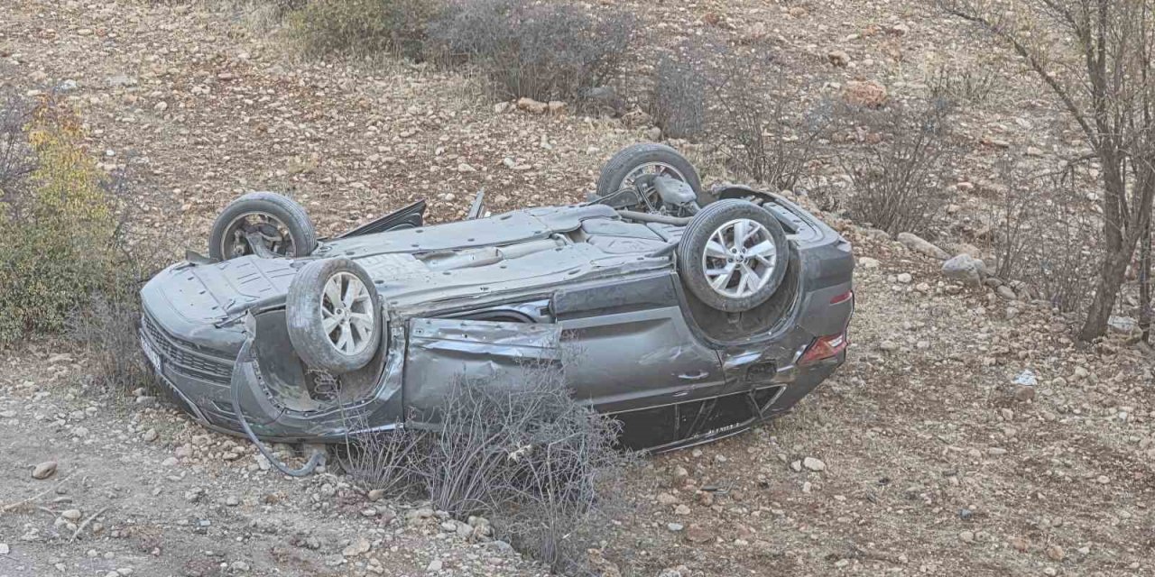 Mardin’de kontrolden çıkan araç takla attı: 2 kişi yaralandı