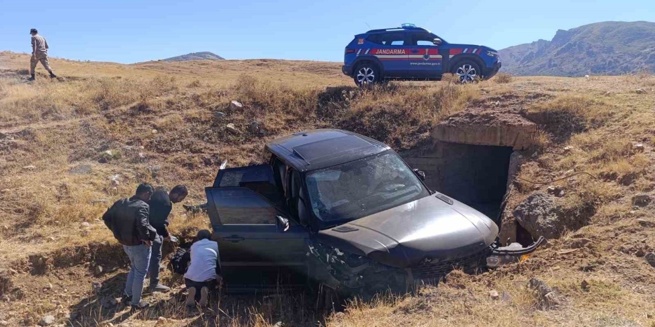 Muş’ta takla atan araç şarampole uçtu: 3 kişi yaralandı