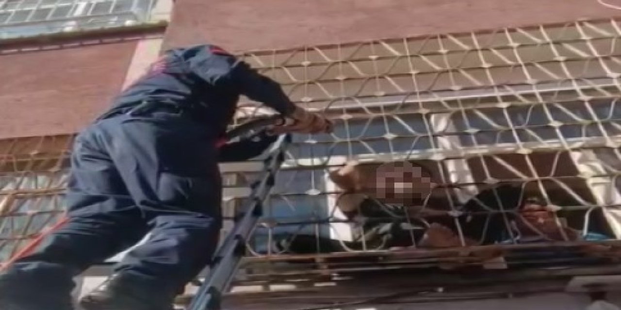 Evindeki demir parmaklıklara kolu sıkışan engelli vatandaş kurtarıldı