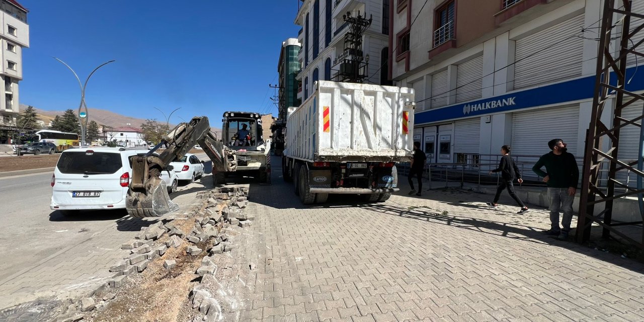 Yüksekova’da yeraltı elektrik hattı çalışması sürüyor