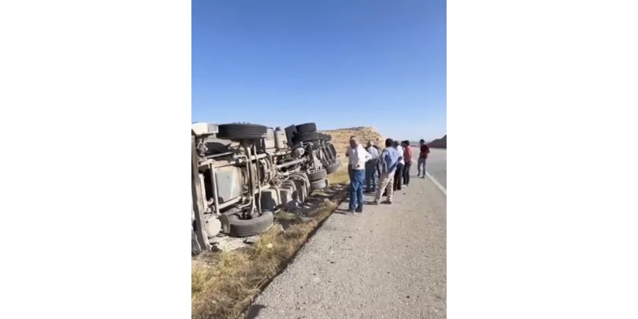 Adıyaman'da devrilen kamyonun sürücüsü hafif yaralandı