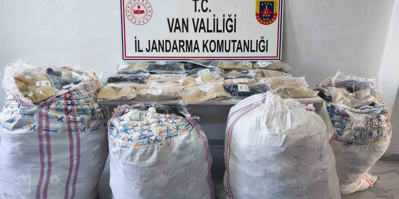 Başkale'de piyasa değeri yaklaşık 1 milyon 50 bin TL olan kaçak malzeme ele geçirildi