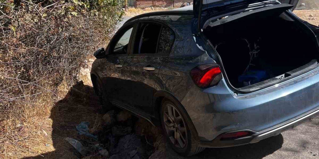 Siirt'in Kurtalan ilçesinde çukura düşen araç kepçe yardımıyla çıkartıldı