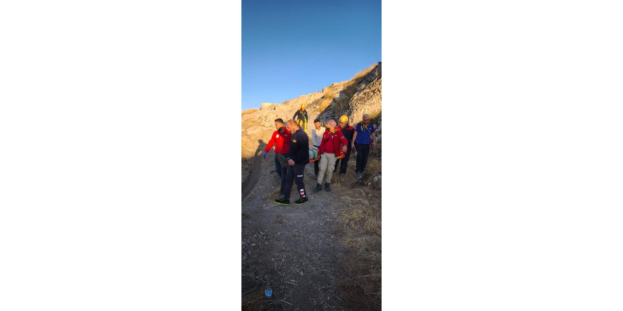 Van Kalesi'nden mağaraya düşen Alman turist kurtarıldı