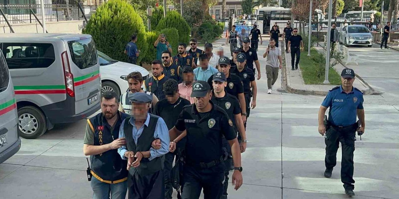 Muhtarlık kavgasında gözaltına alınan 56 kişi adliyeye sevk ediliyor