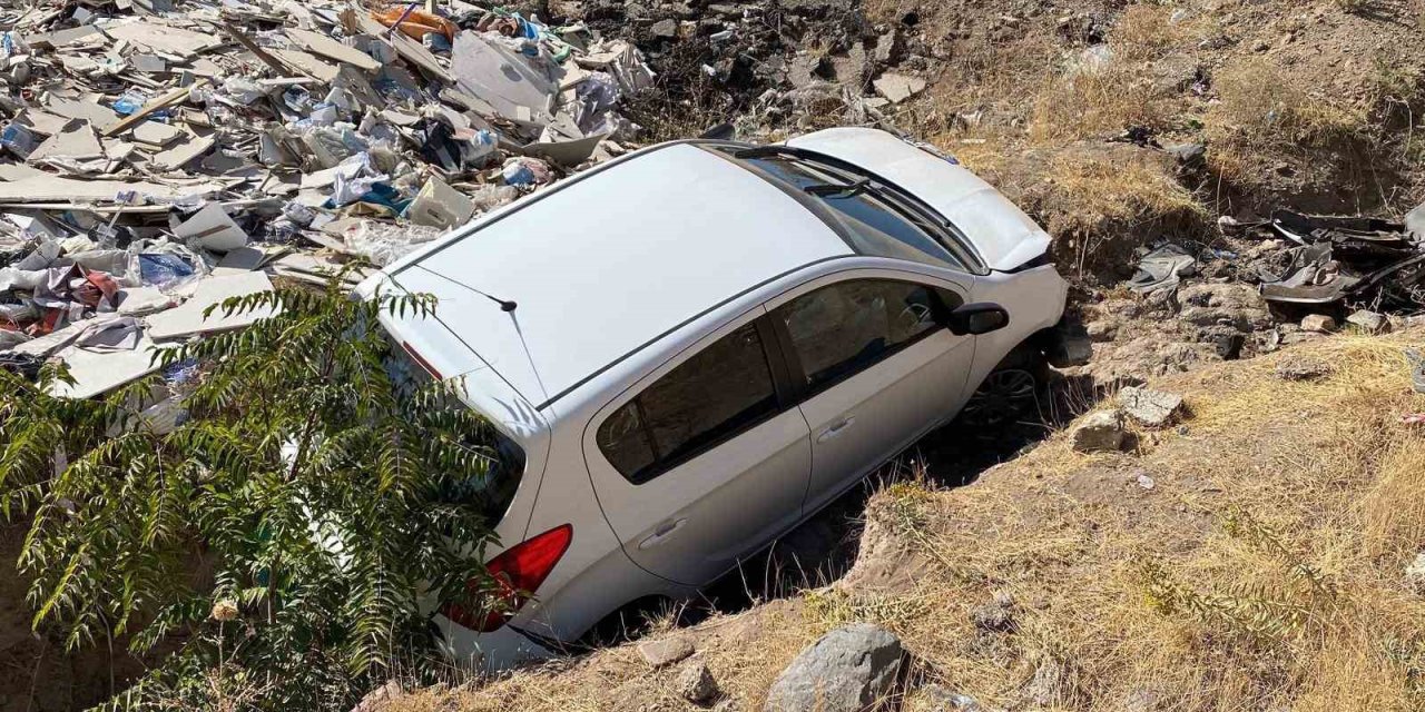 Elazığ’da otomobil şarampole uçtu: 3 kişi yaralandı