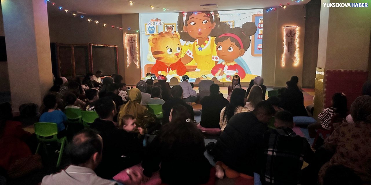 Yüksekova’da minikler ve aileleri sinema gecesinde buluştu