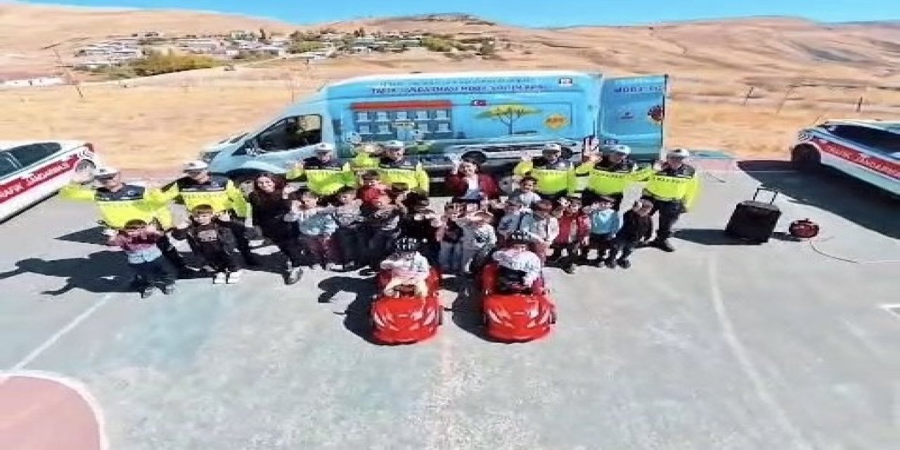 Van’da jandarma ekiplerinden öğrencilere uygulamalı trafik eğitimi verildi
