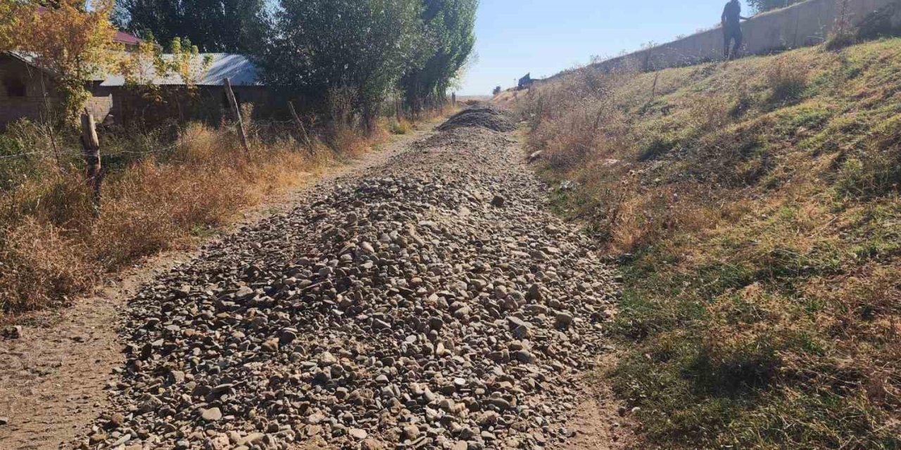 Muş’ta stabilize yol çalışmaları devam ediyor