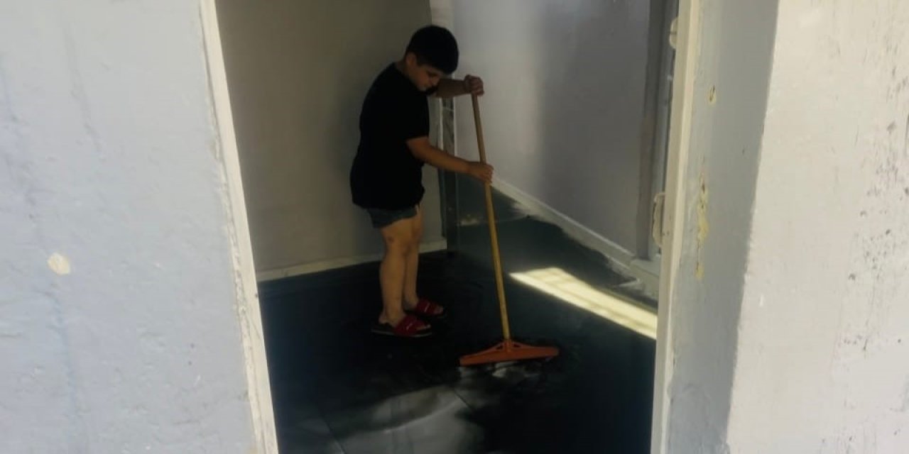 Şanlıurfa'nın Ceylanpınar ilçesinde bir evi kanalizasyon suyu bastı