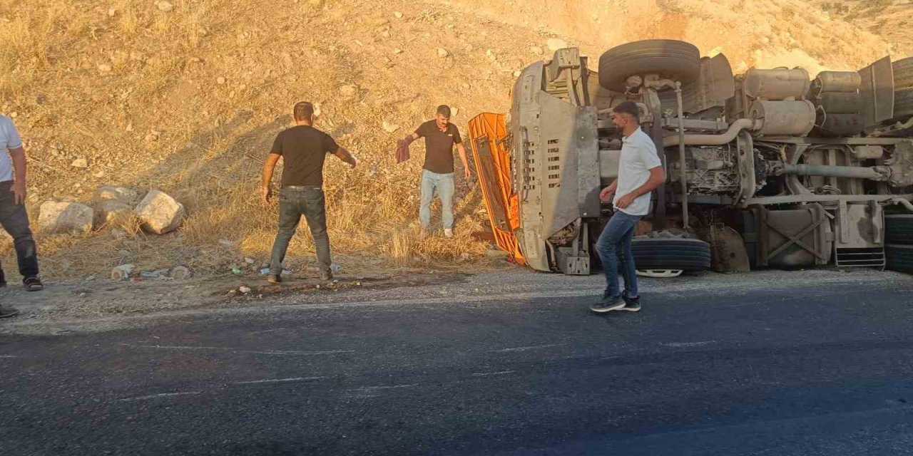 Siirt-Şirvan yolunda virajı alamayan tır devrildi: 1 yaralı