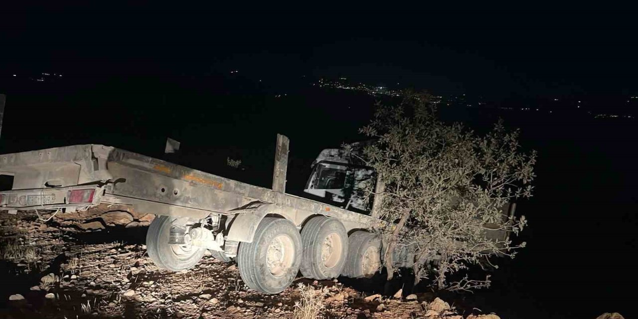 Şırnak’ta tır şarampole yuvarlandı: 1 ölü