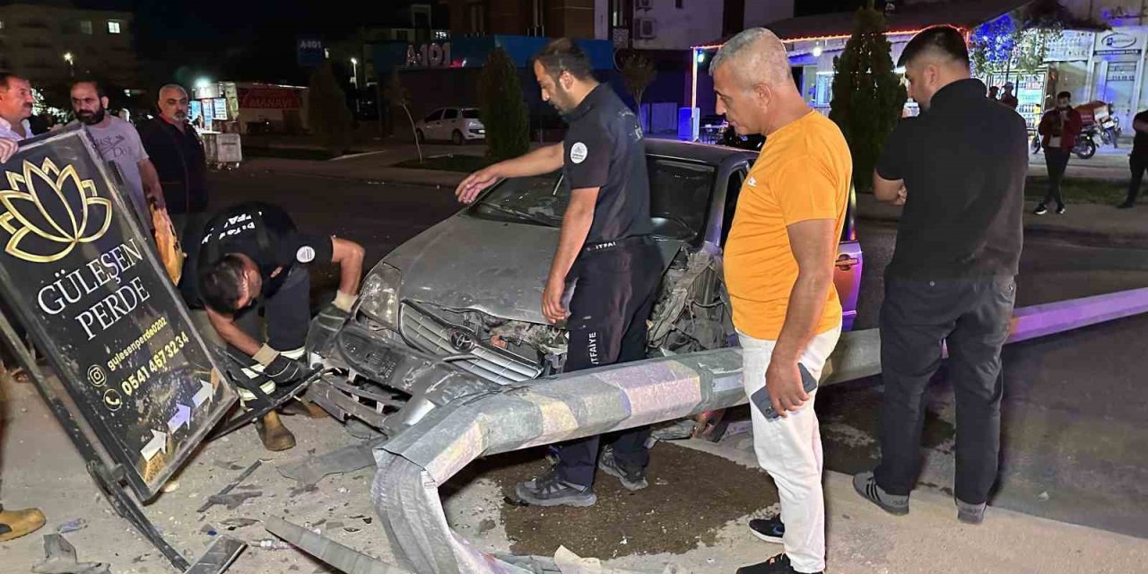 Adıyaman'da alkollü sürücü aydınlatma direğini devirip refüje çıktı