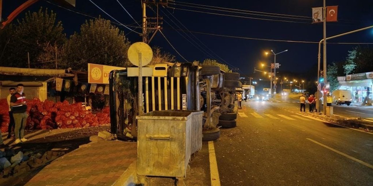 Batman'da arızalanan tırdan aşağı indi, hayatını kaybetti