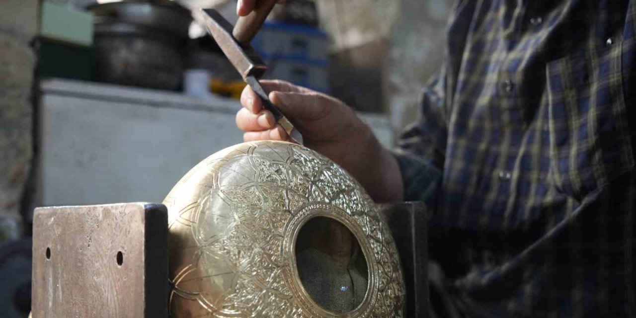 İlmek ilmek işlenen bakır ibrikler 100 bin TL’ye satılıyor