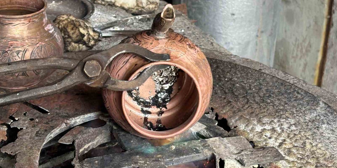 Bakır kalaycısı, 7 yaşında başladığı mesleğini 58 yıldır sürdürüyor