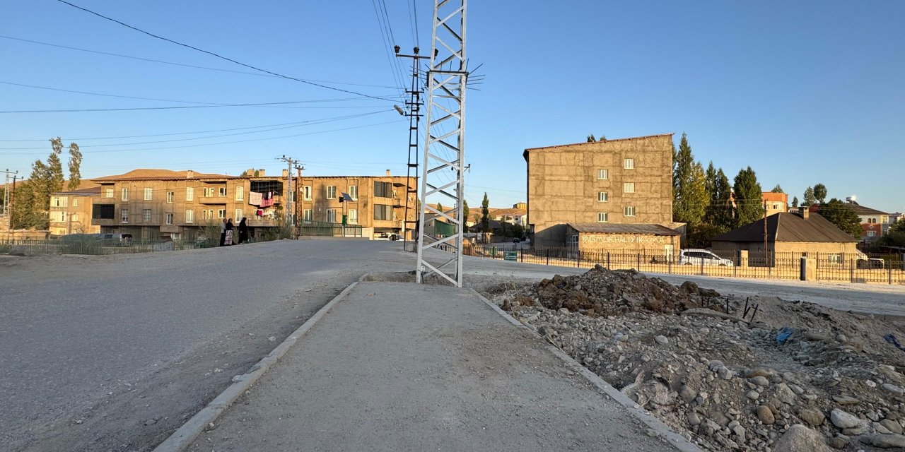 Yüksekova’da kaldırıma dikilen elektrik direklerine tepki