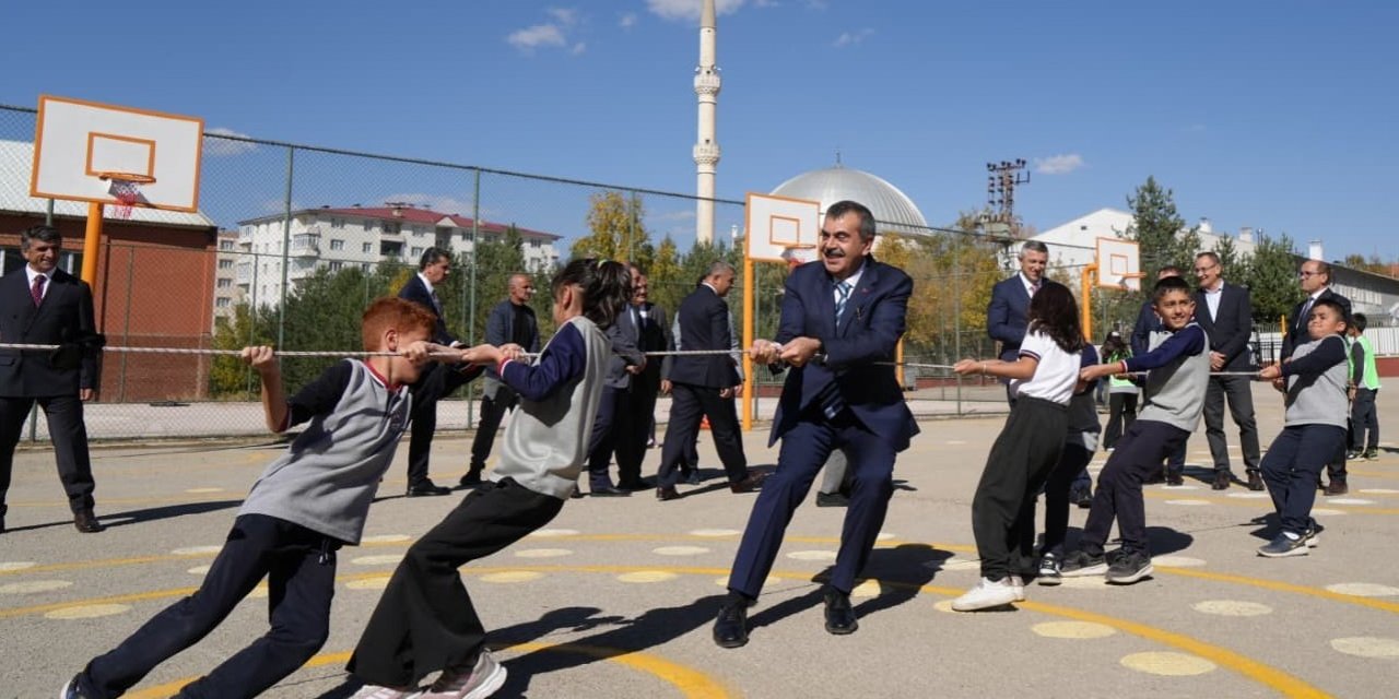Bakan Tekin, çocukların ip çekme yarışına katıldı, onlarla yakan top oynadı