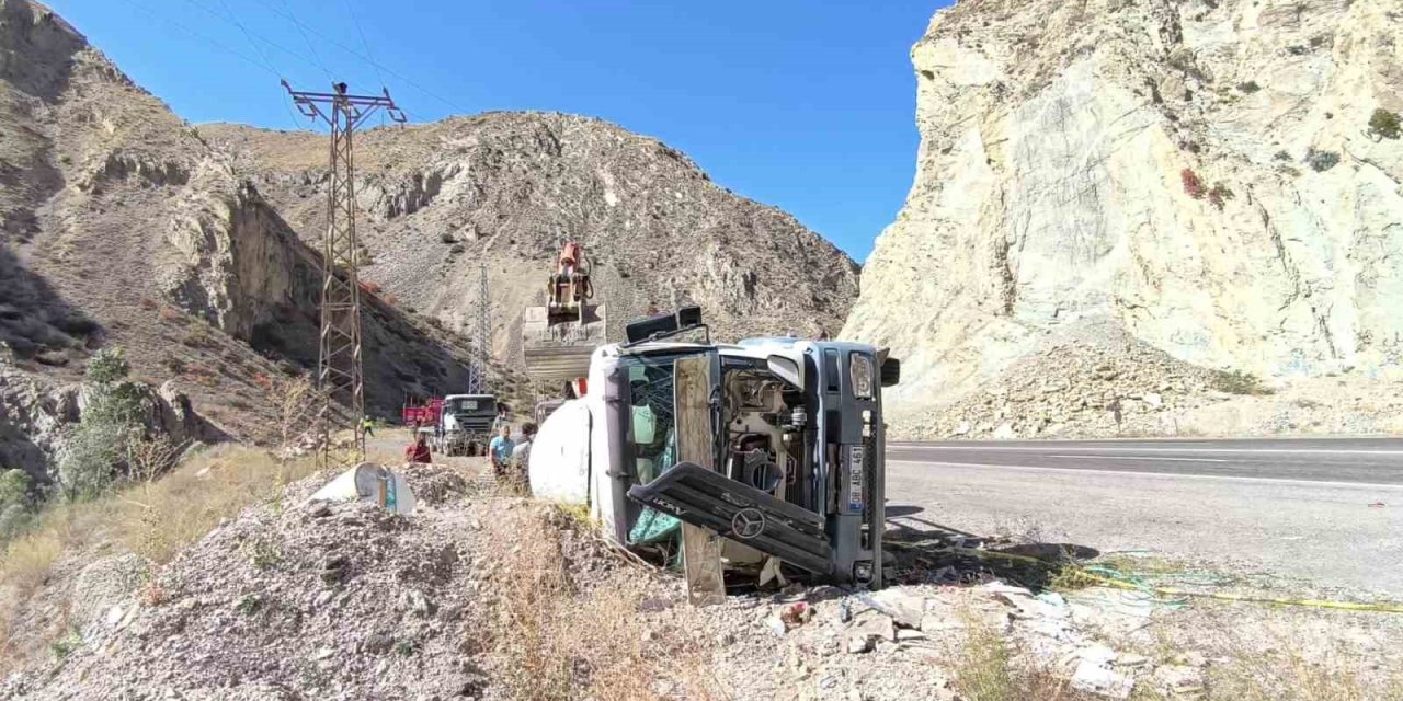 Erzurum-Artvin karayolunda beton mikseri devrildi