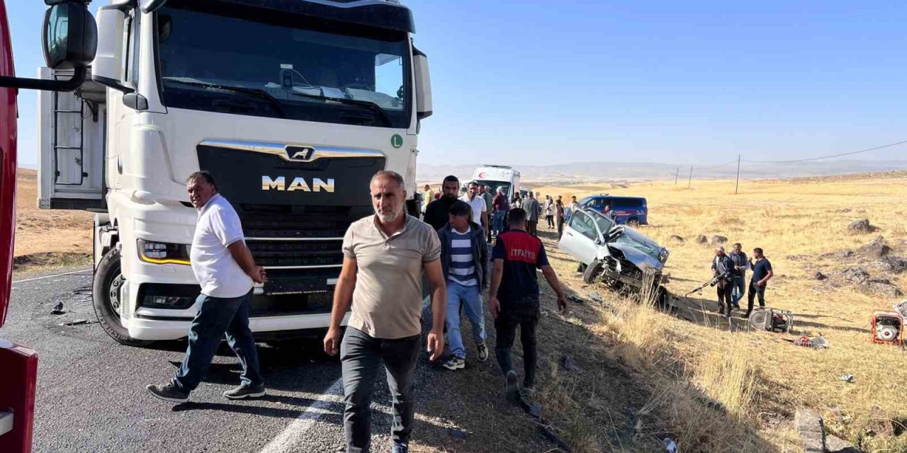Muş'ta otomobil ile tır çarpıştı: 1 yaralı