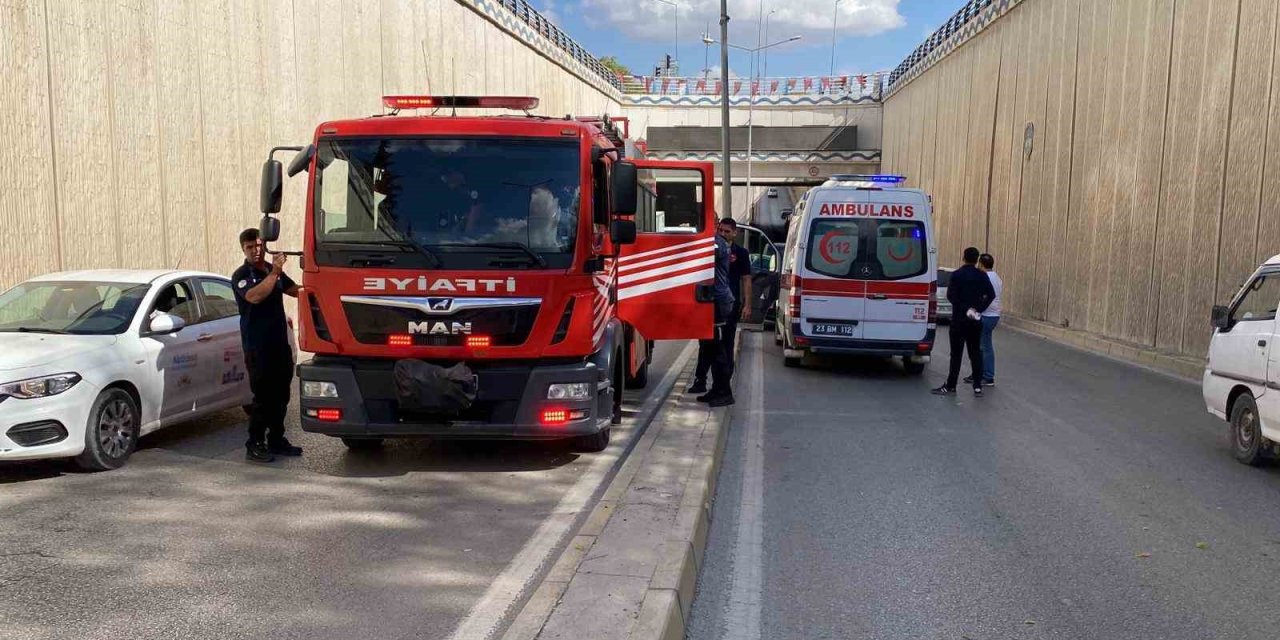 Otomobil aydınlatma direğine çarptı: 3 kişi yaralandı
