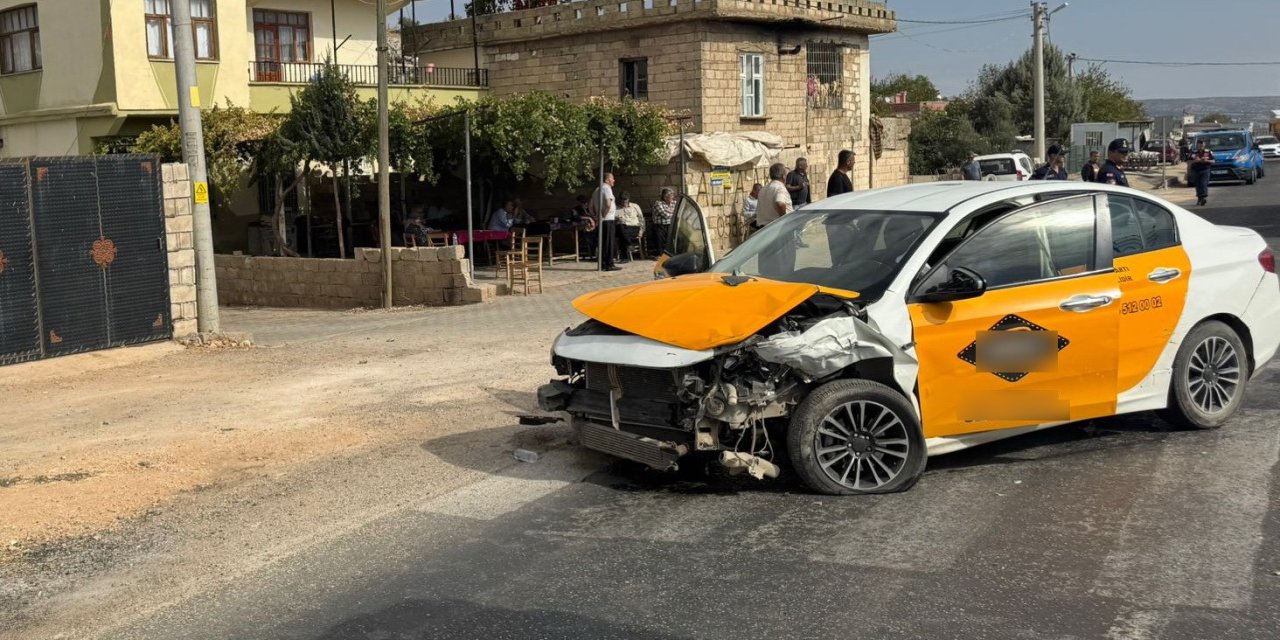 Hafif ticari araç ile otomobil çarpıştı: 2 kişi yaralandı