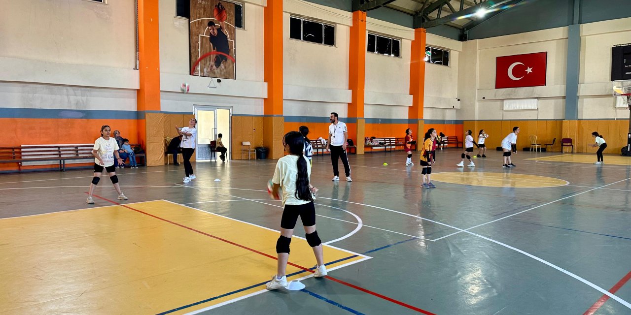 Yüksekova’da yüzlerce öğrenci voleybol kurslarına katılıyor
