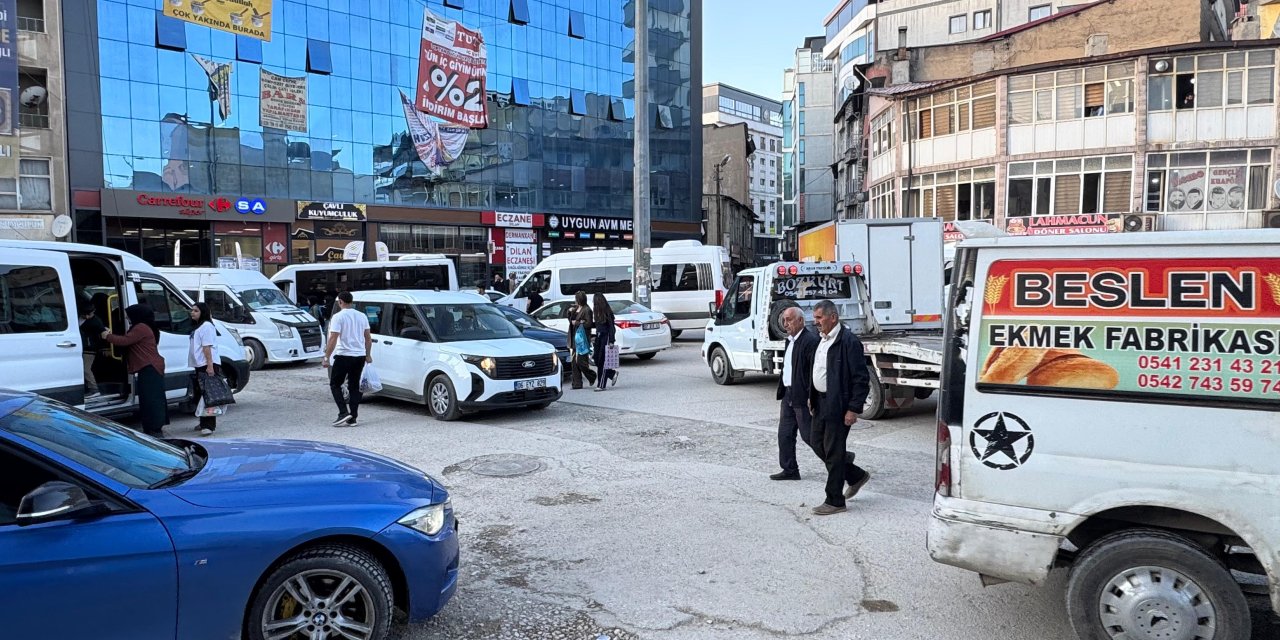 Yüksekova Özgürlük Meydanı’nda trafik çilesi bitmiyor