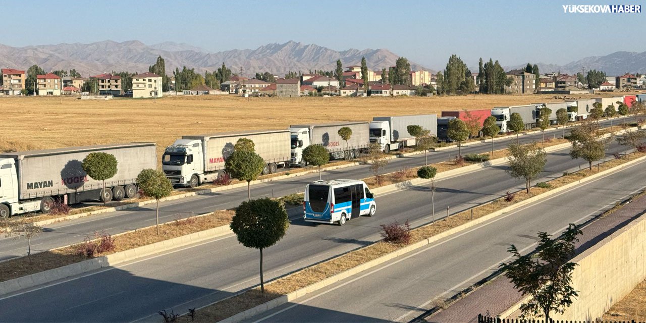 Çevreyolu caddesi TIR parkına döndü: Sürücüler tehlike yaşıyor