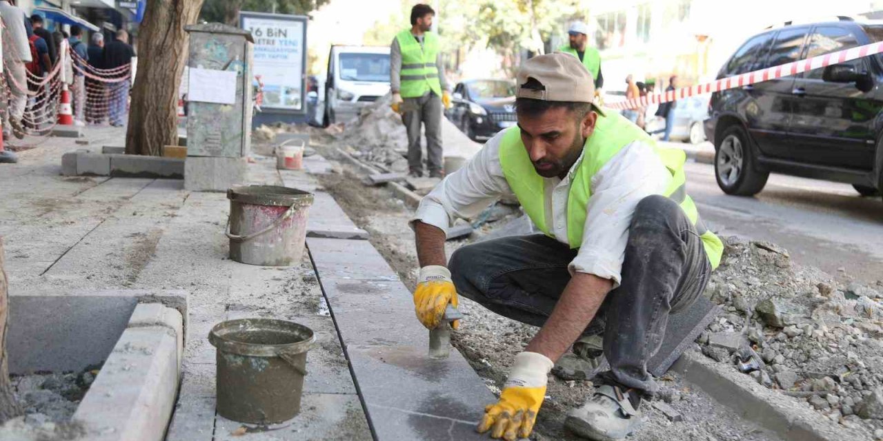 Cumhuriyet Caddesi’nde kaldırım çalışması