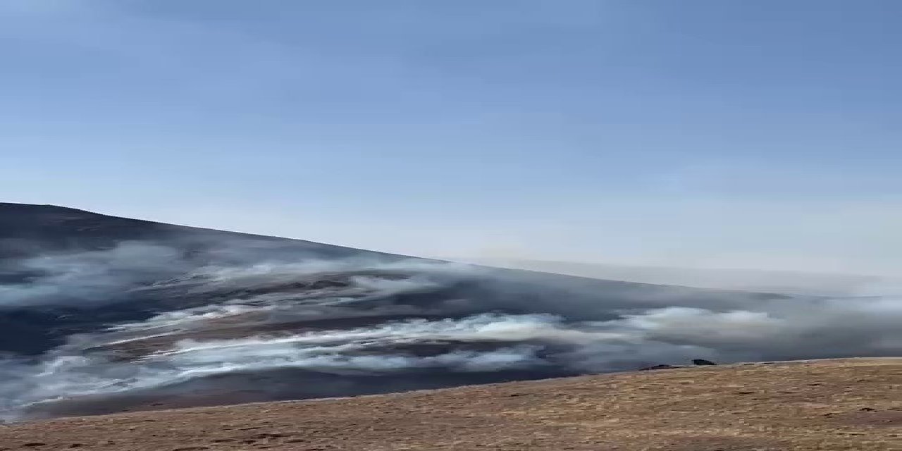 Tortum’da örtü yangını güçlükle söndürüldü