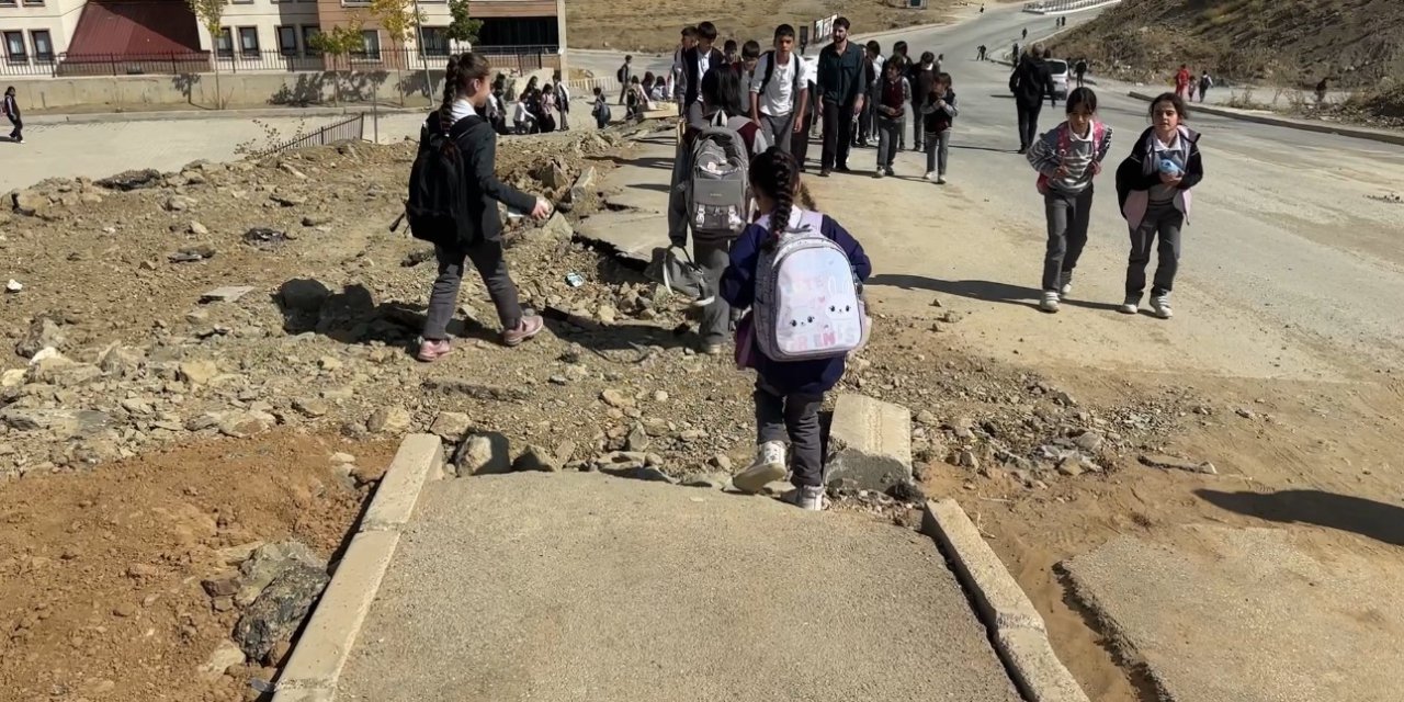 Yüksekova’da doğalgaz çalışmaları tamamlanmadı, kazılan yollar öylece kaldı