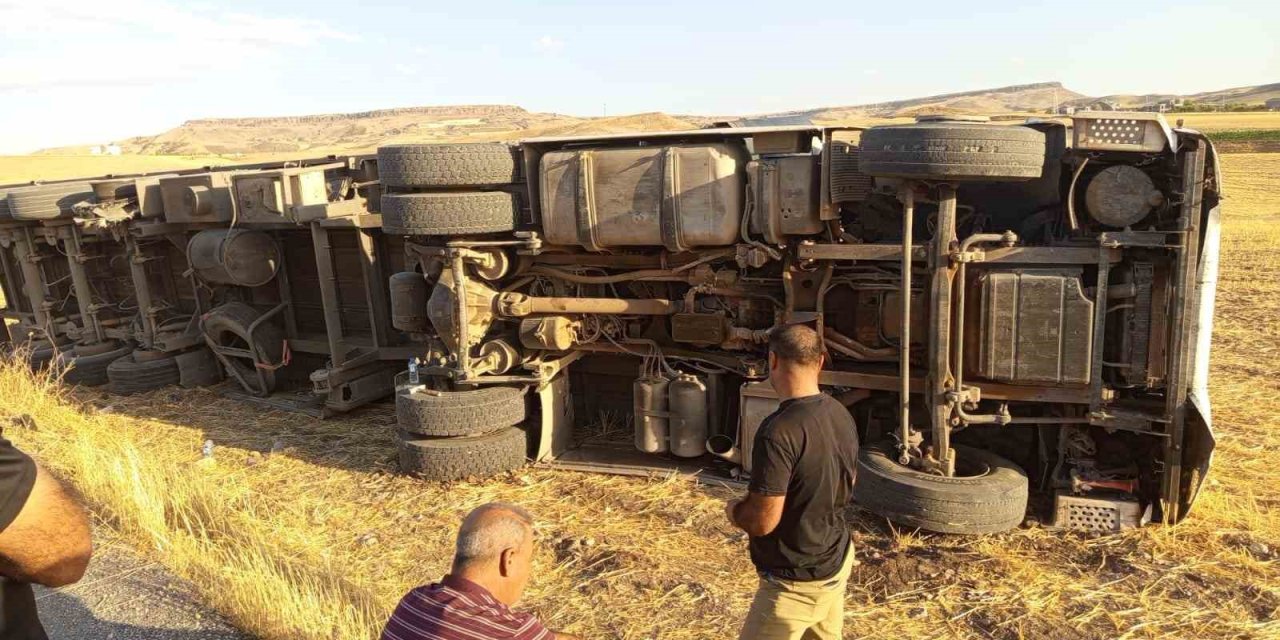 Batman’da saman yüklü tır yan yattı: 1 kişi yaralandı