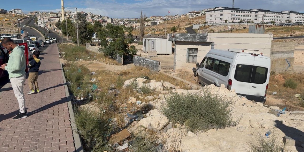 Gaziantep’te kazadan kaçmaya çalışan servis eve çarptı: 3 kişi yaralandı