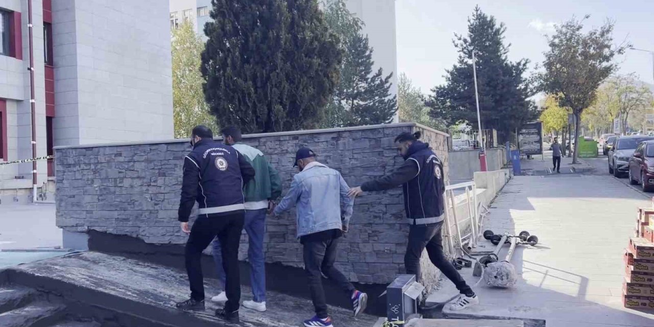 Erzurum’da göçmen kaçakçılığı operasyonu: 20 göçmen yakalandı