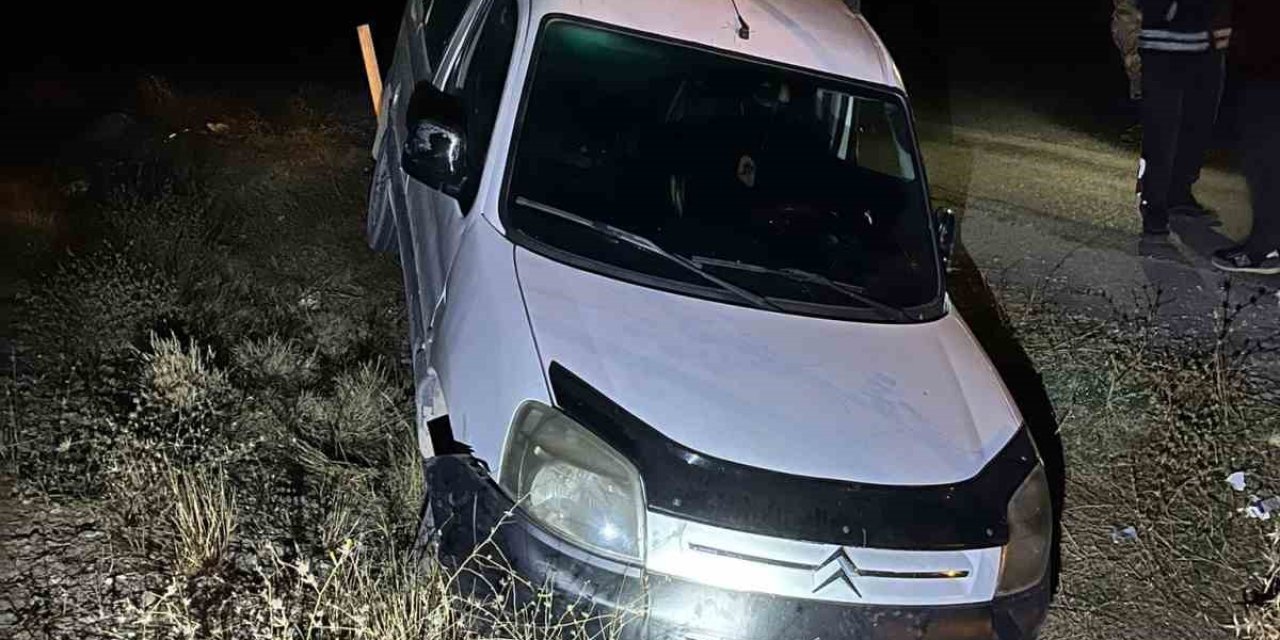 Van’da hafif ticari araç takla attı: 2 yaralı