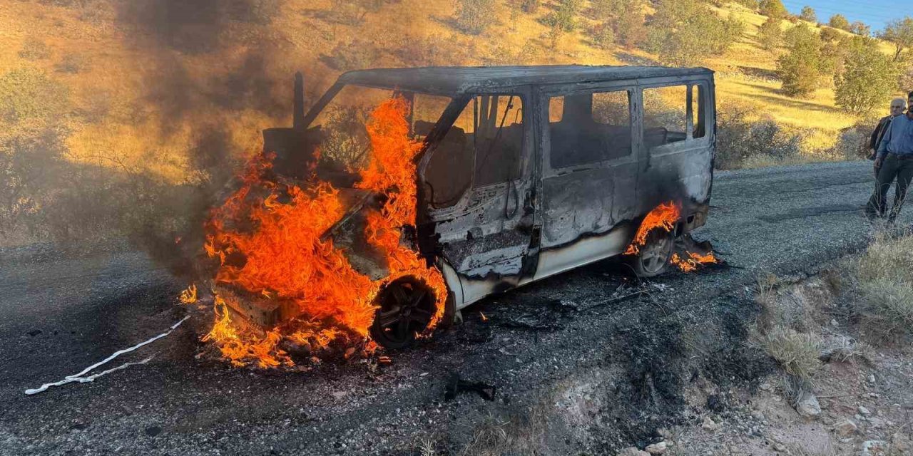 Gercüş’te seyir halinde alev alan minibüs kül oldu