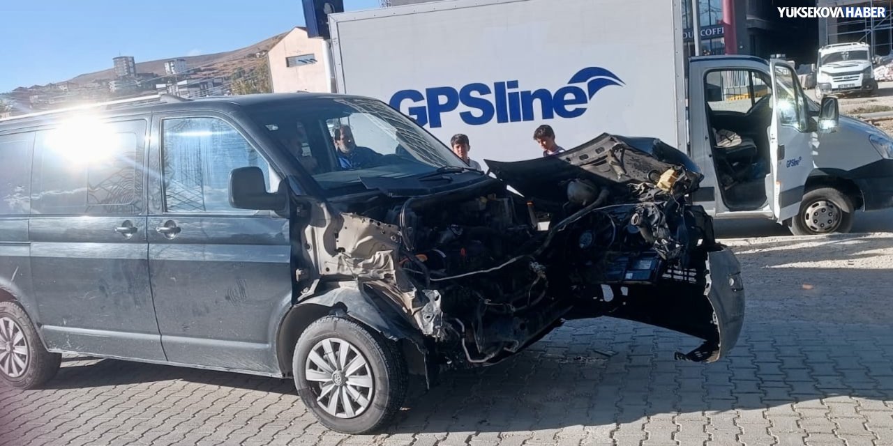 Yüksekova’da maddi hasarlı trafik kazası