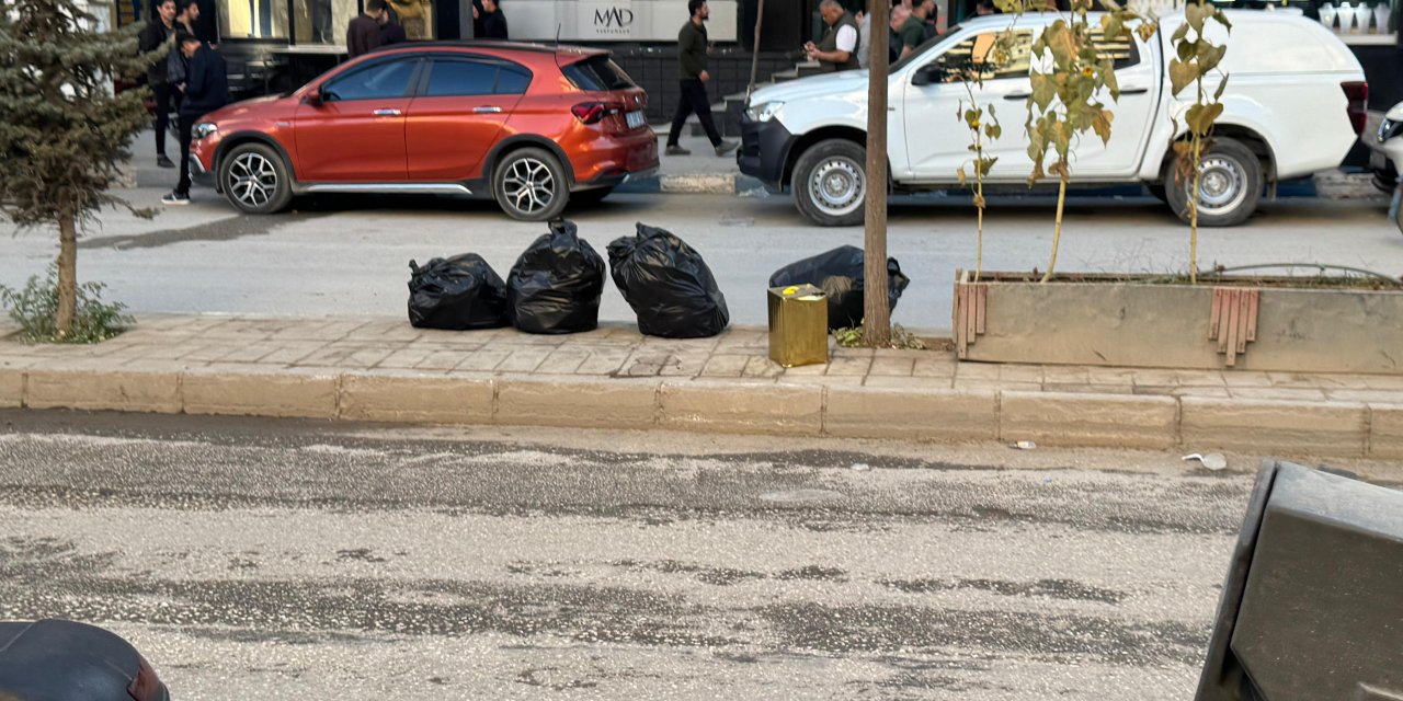 Cengiz Topel Caddesi’nde refüje atılan çöpler tepki topluyor