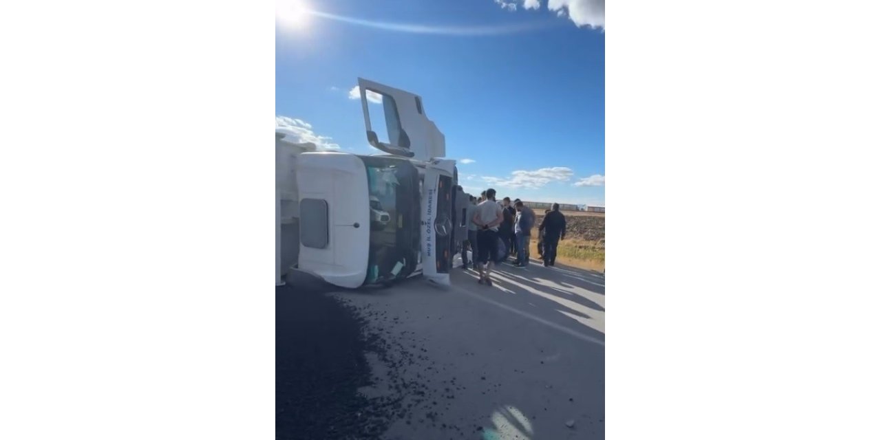 Muş’ta asfalt yüklü kamyon devrildi: 1 kişi yaralandı