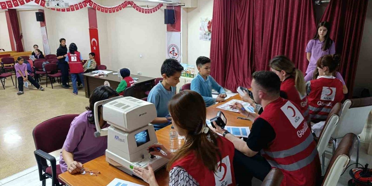 Ortaokul öğrencilerine göz sağlığı taraması