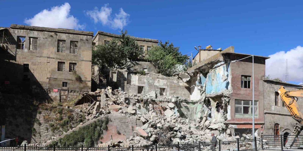 Bitlis’teki metruk binalar yıkılıyor