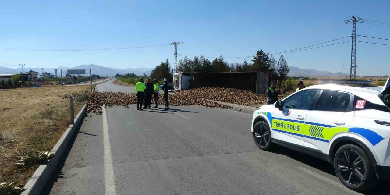 Malatya’da pancar yüklü tır devrildi: 1 kişi yaralandı