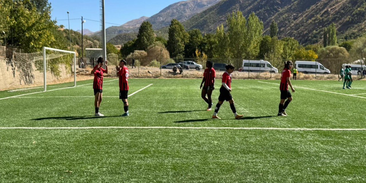Yüksekova Spor ile Çekmeköy Bilgidoğa maçı başladı