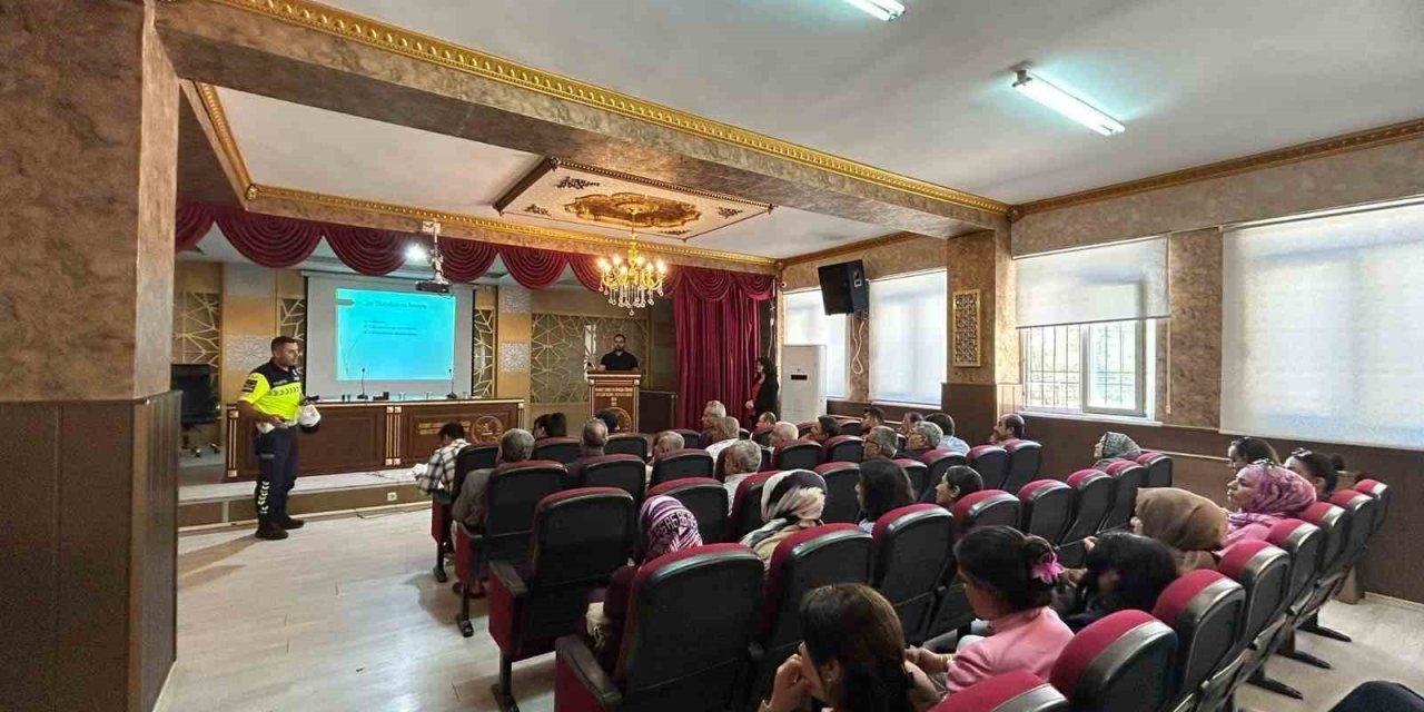 Okul servis şoförleri ve rehber personele trafik eğitimi verildi